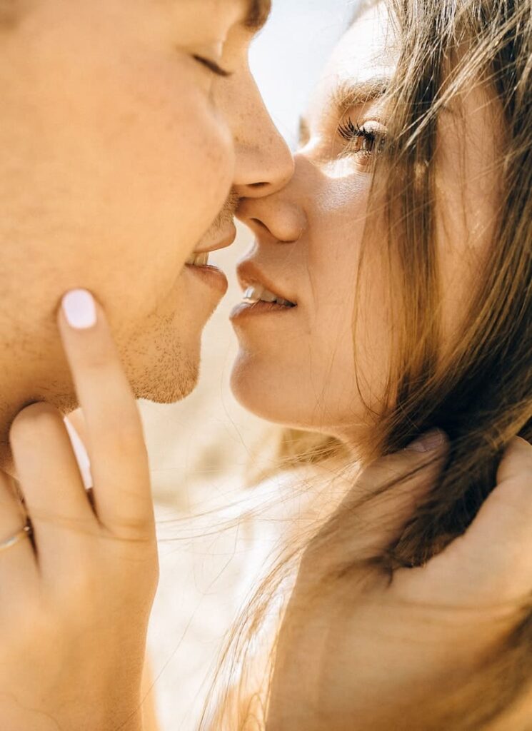 casal beijando na boca