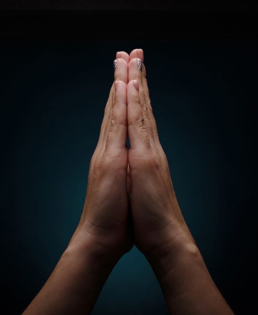 Mãos unidas de oração